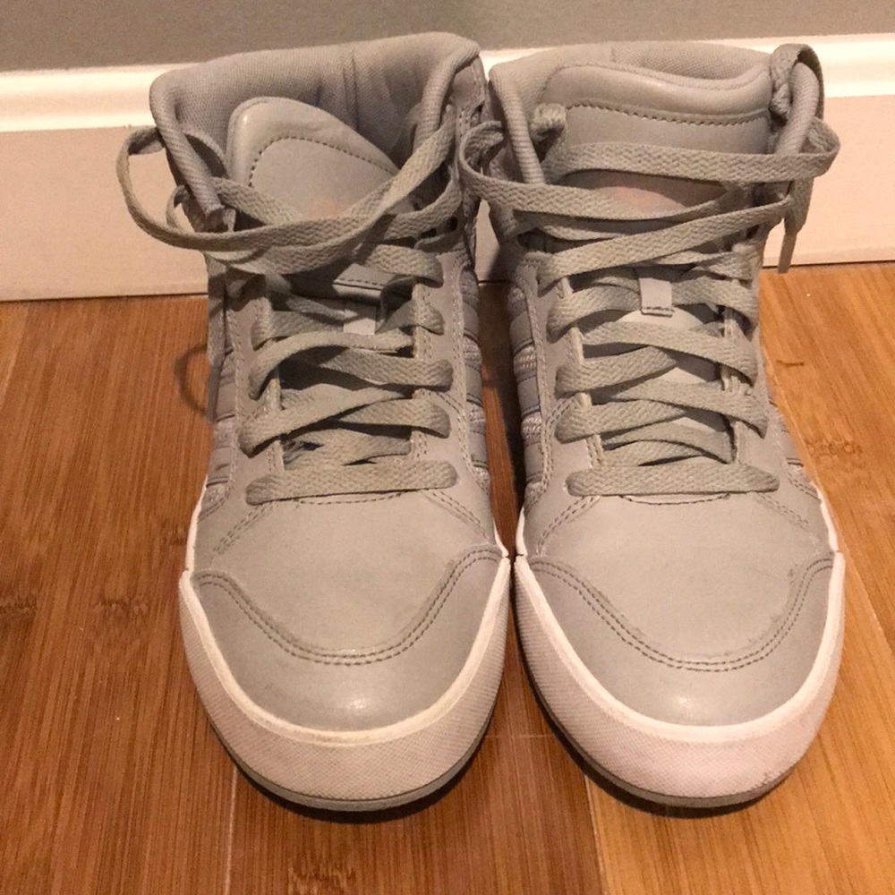 Lightly worn adidas sneakers size 6.5.